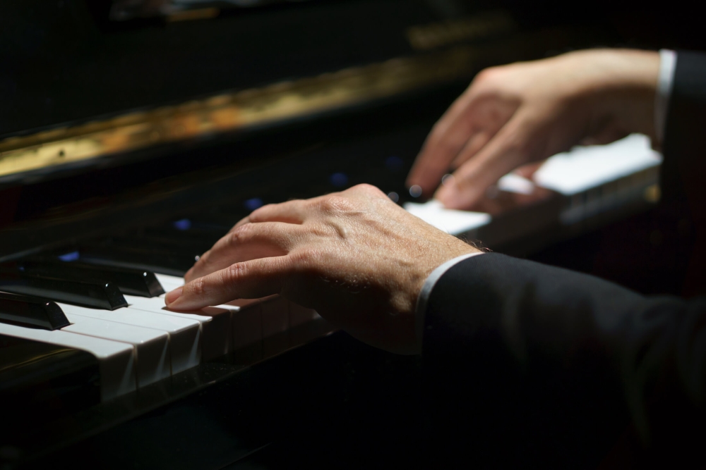 hands playing piano