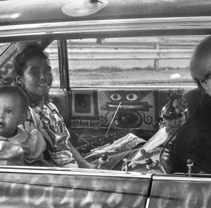 scharf and wife, haring and warhol in car
