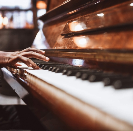 hands playing piano