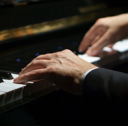 hands playing piano