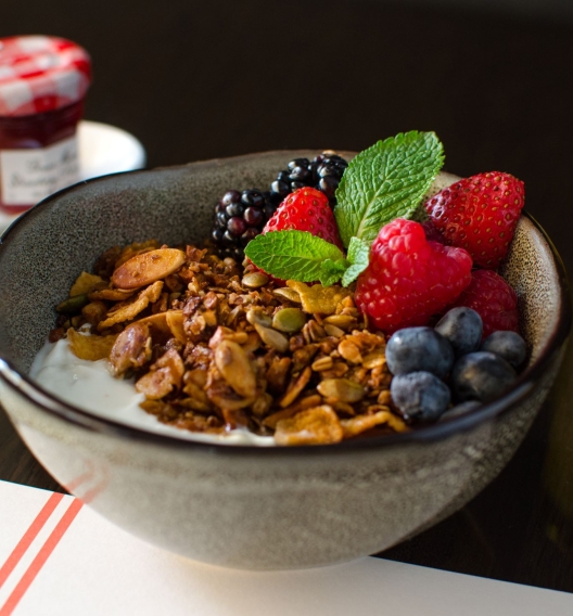 bowl of granola, yogurt and berries